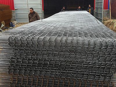 鋼筋網片構造物兩側填土路基的接合部處理不當