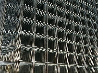 鋼筋網片承受施工過程中各垂直和水平的荷載